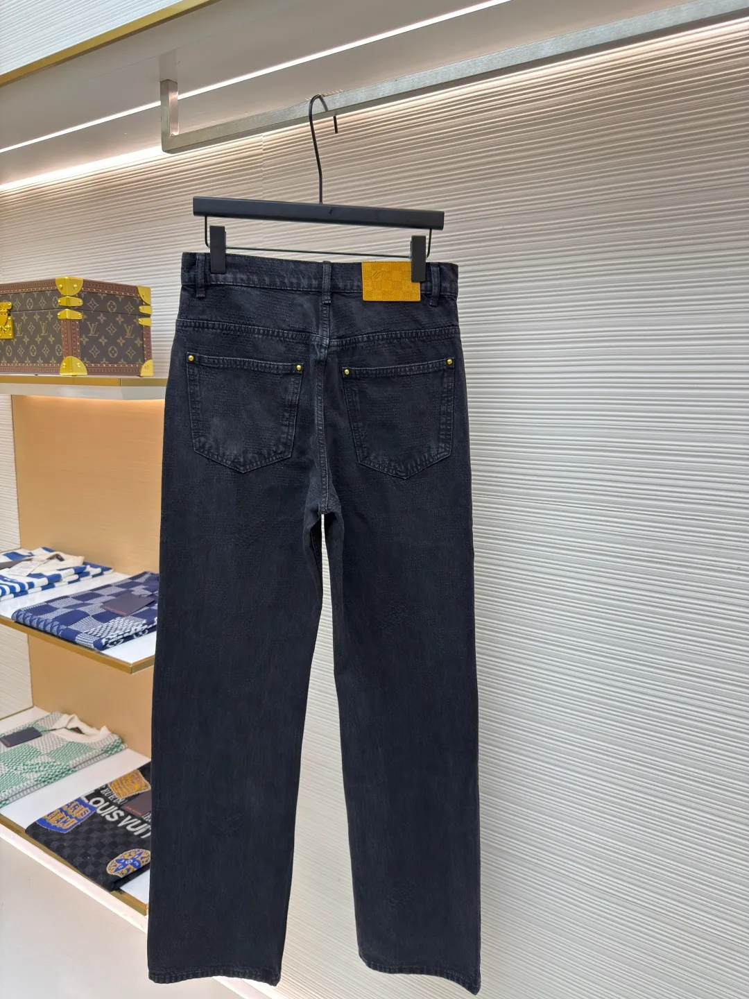 LOUIS VUITTON checkerboard denim trousers ●Authentic product: Purchased and developed by 12589 ●Item number: 1680033-B45 ●Material: denim fabric ●Technology: jacquard production ●Version: fitted version ●Weight: about 820 grams ●Size: 30-32-34-36 ●Description: Denim made with yarn-dyed jacquard technology, that is, twill weave, indigo-dyed denim. Sand washing is a post-processing process for jeans, which gives the clothes a certain fading effect and a sense of staleness after washing. Sand-washed jeans have a unique texture and feel, and the surface shows a uniform plush effect, giving people a retro and nostalgic feeling. They can be matched with tops of the same season to create a fashionable look, and can be used in various occasions. Customized accessories, complete with three standards, the same style for men and women!